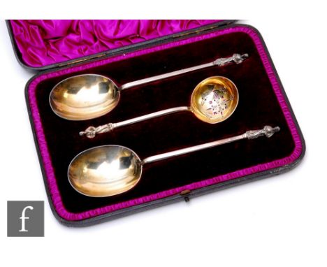 A cased set of three hallmarked silver apostle spoons, total weight 6oz, London 1886, William Hutton &amp; Sons.