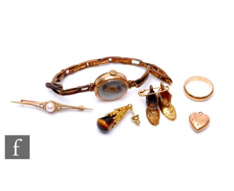 A parcel lot of jewellery, to include a 9ct gold wedding band, size L, a small 9ct gold and tigers eye earring, a 9ct gold an