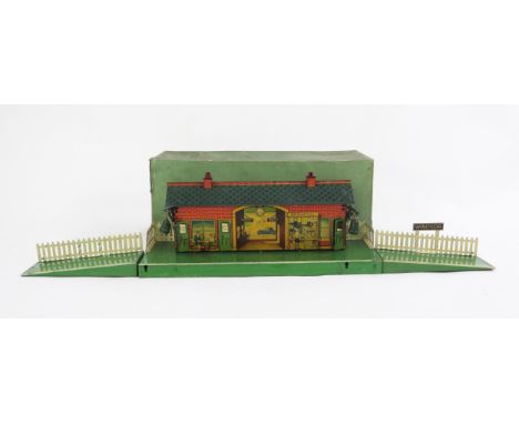 Hornby O Gauge Station No. 2E (Windsor) with electric lighting on green platform - excellent with replacement swinging lights
