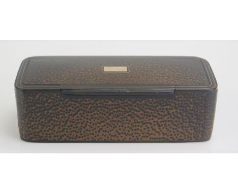 A 19th century blonde tortoiseshell snuff box of rectangular outline with veneer to the exterior, with gold wire inlay, 10.5c