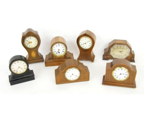 Edwardian mahogany and boxwood inlaid balloon mantel clock timepiece, 10" high; together with six further early 20th century 