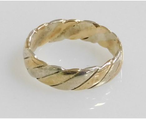 A 9ct two colour gold wedding band, size K, 3.0g.