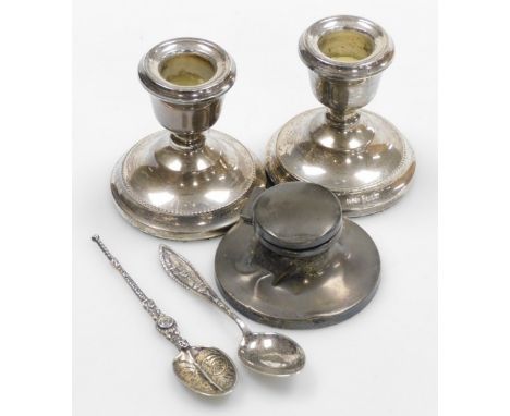 A group of small silver, comprising a pair of Elizabeth II silver squat candlesticks, Birmingham 1974, 7cm high, a small caps