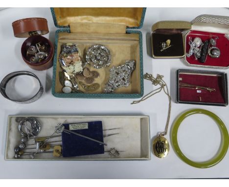 A gilt metal locket on chain and assorted jewellery including a jadite bangle, silver bangle and hat pins 