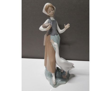 LLADRO FIGURE 1052 FEEDING GOOSE