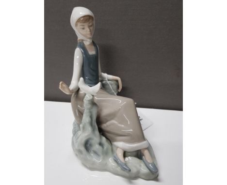 LLADRO FIGURE 4660 SHEPHERDESS WITH DOVE