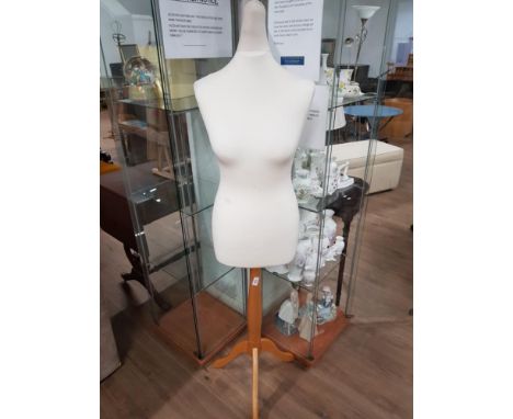SHOP MANNEQUIN ON A WOODEN PEDESTAL BASE
