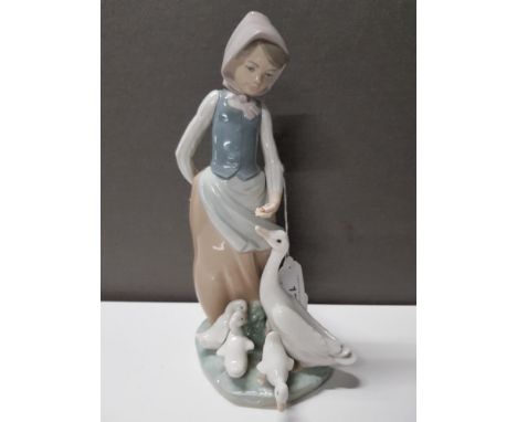 LLADRO FIGURE 1277 FEEDING TIME