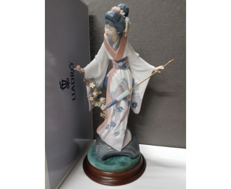 LLADRO FIGURE 1451 TERUKO ON STAND WITH ORIGINAL BOX