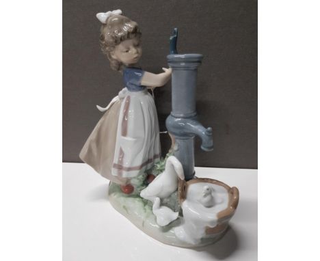 LLADRO FIGURE 5285 SUMMER ON THE FARM     SAS  MISSING PUMP HANDLE