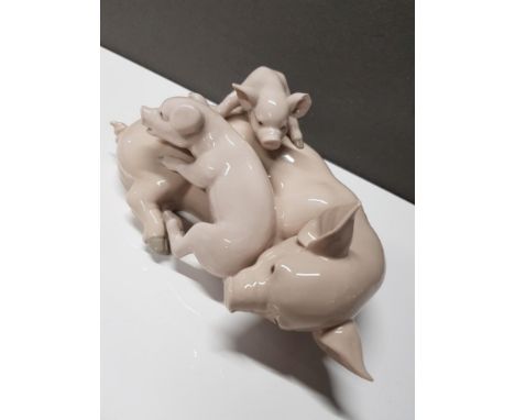 LLADRO FIGURE 5228 PLAYFUL PIGLETS     SAS DAMAGE TO PIGLETS EAR