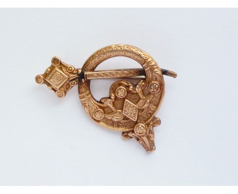A vintage 9ct gold Celtic penannular brooch, 3.9g