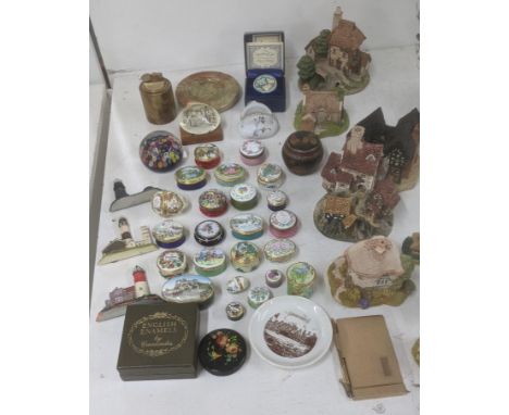 A mixed lot of collectables to include enamel trinkets, David Winter houses, Lilliput Lane cottages, a Green onyx table light