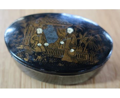 Small 20th C papier mache oval table snuff box, hinged cover chinoiserie decorated with figures (7cm) 