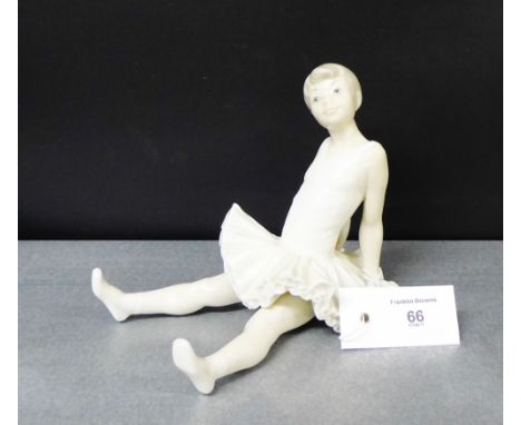 A Nao Spanish porcelain figure of a Ballerina, 12cm high 