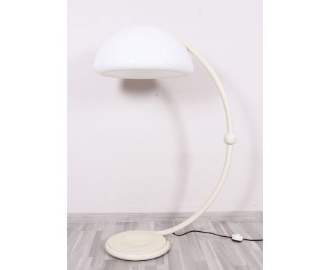 "Serpente" Stehlampe, Entwurf Elio Martinelli für Martinelli Luce, 1970er Jahre Metall, weiß lackiert, auf rundem Standfuß, g