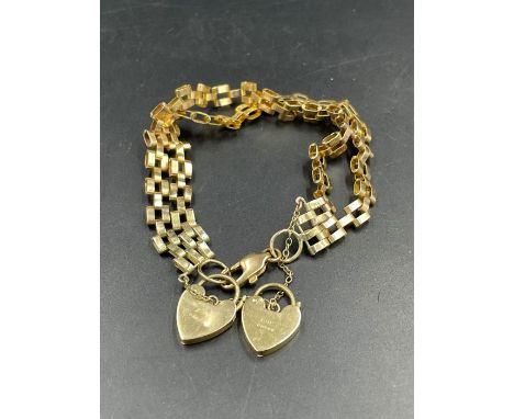 A 9ct gold gate bracelet with heart shaped fasteners (Approximate Total Weight 13.3g)