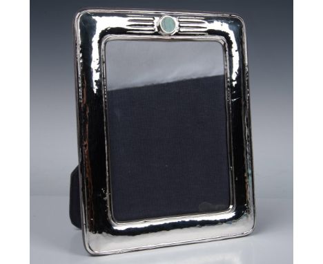 This piece features a gently hammered sterling silver frame with an inlaid button of gorgeous and vibrant green malachite. Th