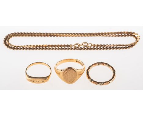 A group of four items of 9ct gold jewellery, including a 9ct gold bi-colour twist design ring, UK hallmark, size N; a 9ct yel