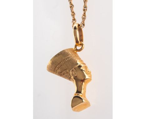 An Egyptian Pharaoh head pendant, marked 750, length approx. 3.0cm (inc. bale), 4.2grams; and a twisted rope style chain, ind