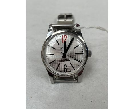 An RW Roamer gentleman's wristwatch with 17 jewel manual wind movement and fine mesh bracelet. 37mm over crown.