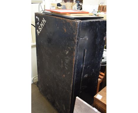 LARGE METAL STORAGE TRUNK, APPROX 77 X 124CM