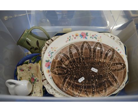 BOX CONTAINING HOUSEHOLD AND VINTAGE CERAMICS
