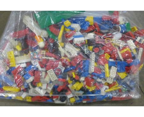 A large quantity of vintage lego, 2.75kg 