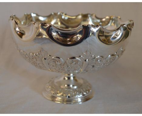 Silver pedestal bowl with repousse decoration, Sheffield 1902, total weight 8.6oz