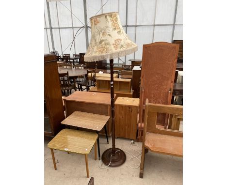 A STANDARD LAMP WITH TURNED COLUMN, COMPLETE WITH SHADE 
