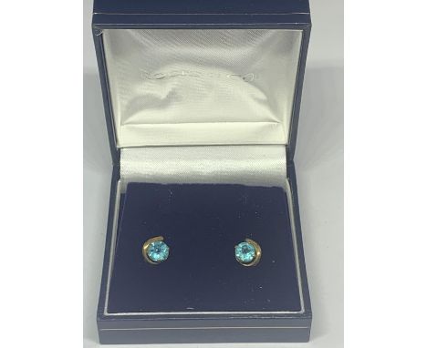 A PAIR OF 10 CARAT GOLD SAPPHIRE EARRINGS IN A PRESENTATION BOX 