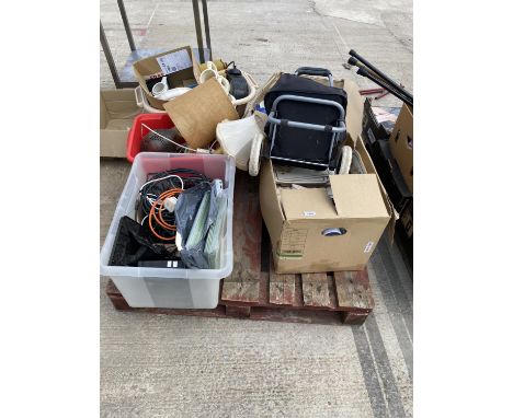 AN ASSORTMENT OF HOUSEHOLD CLEARANCE ITEMS TO INCLUDE CERAMIC STEINS, LAMPS AND ELECTRICALS ETC 