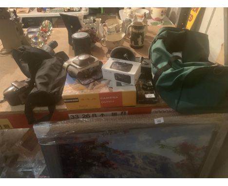 A QUANTITY OF CAMERA EQUIPMENT TO INCLUDE VINTAGE CAMERAS, LENS, TRIPOD ETC 