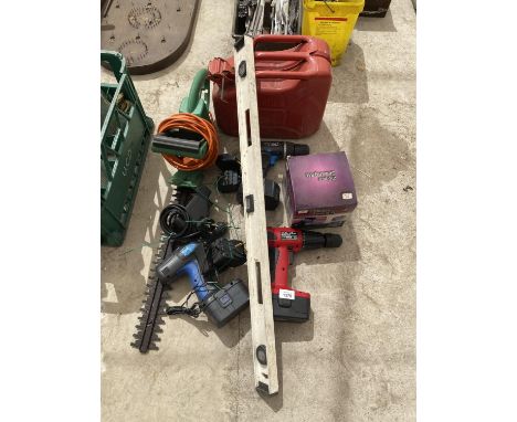 AN ASSORTMENT OF TOOLS TO INCLUDE BATTERY DRILLS, AN ELECTRIC HEDGE TRIMMER AND A FUEL CAN ETC 
