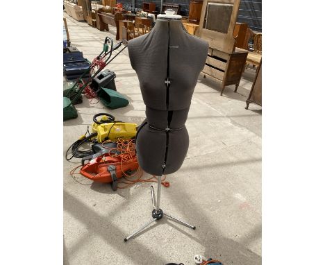 AN ADJUSTABLE LADIES MANNEQUIN 