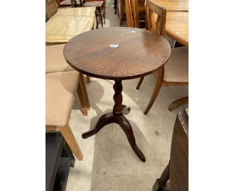 A GEORGIAN STYLE OAK TRIPOD TABLE ON BARLEYTWIST COLUMN, 19" DIAMETER 