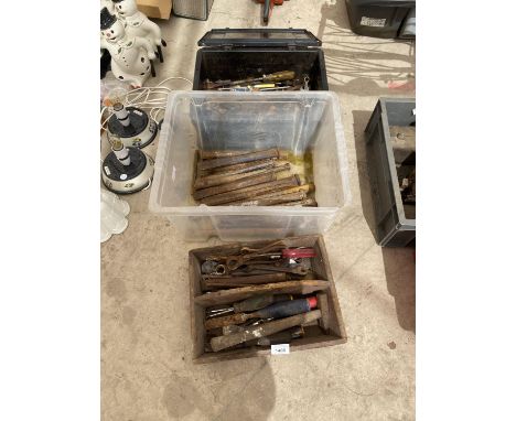 A LARGE ASSORTMENT OF HAND TOOLS TO INCLUDE CHISELS AND SCREW DRIVERS ETC 