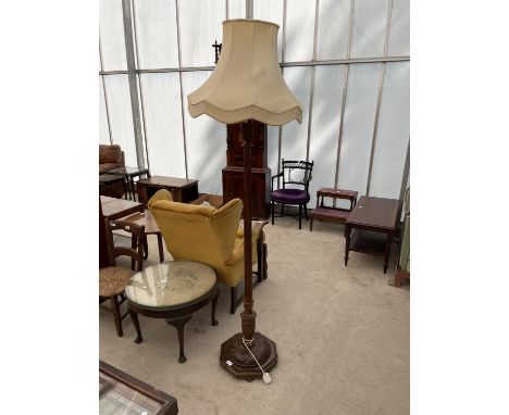 AN EARLY 20TH CENTURY STANDARD LAMP COMPLETE WITH SHADE, ON TURNED TAPERED COLUMN WITH PINEAPPLE BASE 