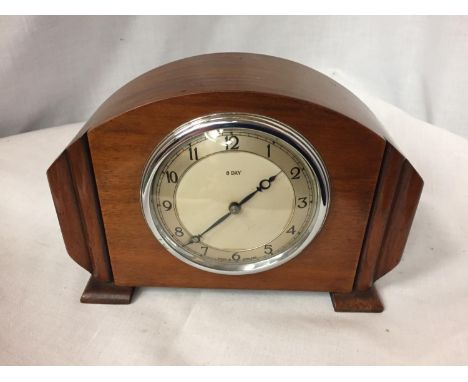 AN EIGHT DAY MANTLE CLOCK 
