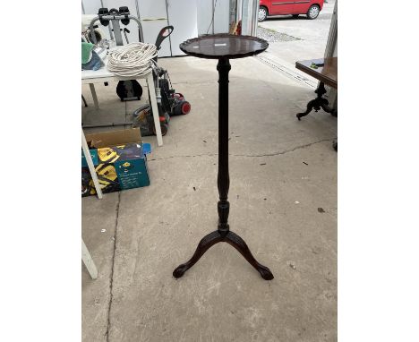 A 19TH CENTURY STYLE MAHOGANY JARDINIER STAND ON TAPERED COLUMN AND TRIPOD BASE 