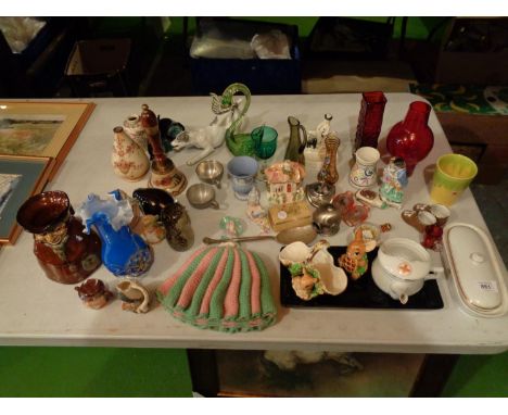 A MIXED SELECTION OF ITEMS TO INCLUDE SMALL VASES,  A TRINKET TRAY AND SOME CERAMIC ITEMS 
