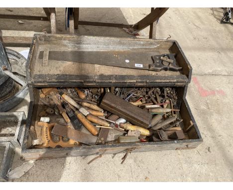 A VINTAGE JOINERS CHEST WITH AN ASSORTMENT OF TOOLS 
