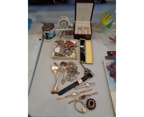 A SELECTION OF COSTUME JEWELLERY, WRISTWATCHES, A SMALL MANTLE CLOCK AND A WATCH BOX 