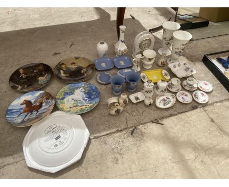 A LARGE QUANTITY OF CERAMIC WARE TO INCLUDE WEDGWOOD, ROYAL DOULTON AND ROYAL ALBERT ETC 