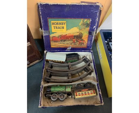 A BOXED VINTAGE HORNBY TRAIN SET TO INCLUDE AN ENGINE WITH TENDER, TWO PULLMAN CARRIAGES AND TRACK 