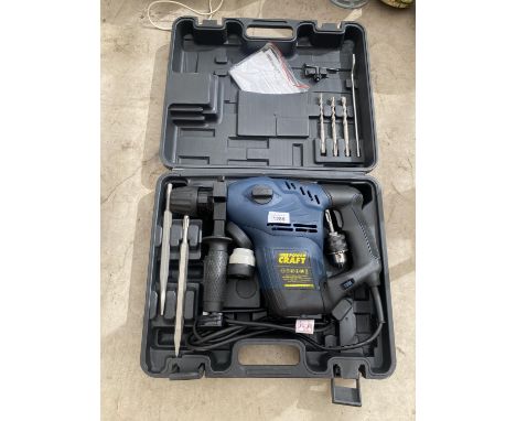 A POWER CRAFT SDS DRILL WITH VARIOUS SDS DRILL BITS AND R/PLUGS 