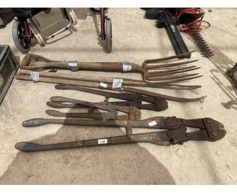 AN ASSORTMENT OF TOOLS TO INCLUDE BOLT CUTTERS, FORKS AND SYTHES ETC 