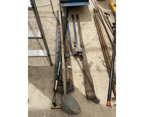 AN ASSORTMENT OF TOOLS TO INCLUDE A PIPE BENDER, SASH CLAMPS ETC 
