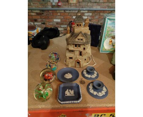 A CROOKED HOUSE LIGHT, FOUR PIECES OF WILLOWARE AND FOUR PAPERWEIGHTS 