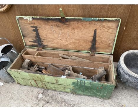 A VINTAGE WOODEN JOINERS CHEST WITH AN ASSORTMENT OF TOOLS TO INCLUDE WOOD PLANES ETC 